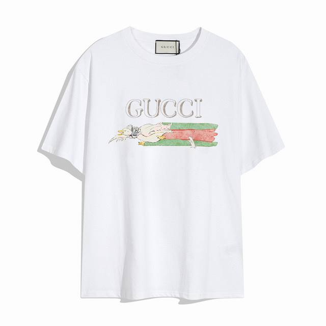 Gucci古驰新款短袖T恤,简单的设计看起来特别大方！版型剪裁特别有讲究！上身很洋气显瘦内搭外穿都看高密针织圆领设计，平整简约！亲肤透爽！T恤面料的柔软性舒适性