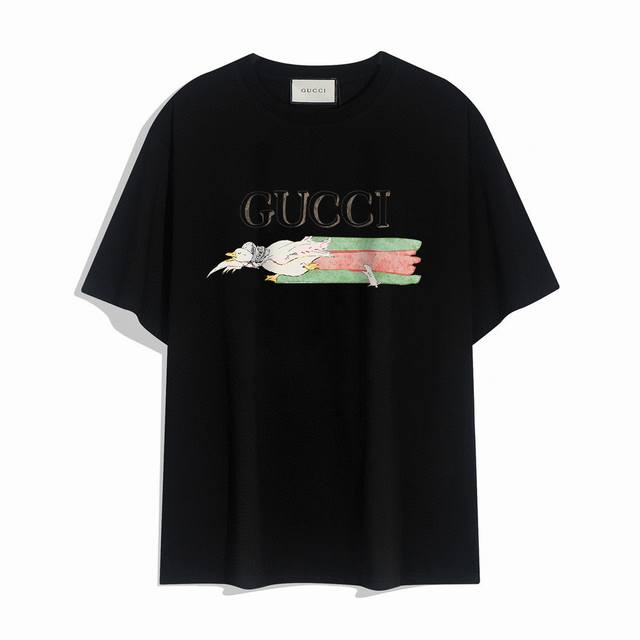 Gucci古驰新款短袖T恤,简单的设计看起来特别大方！版型剪裁特别有讲究！上身很洋气显瘦内搭外穿都看高密针织圆领设计，平整简约！亲肤透爽！T恤面料的柔软性舒适性
