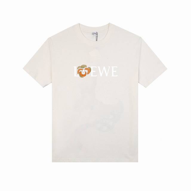 Loewe 罗意威新款字母短袖，简单印花轻松夺目！上身超有质感不挑人 ！重磅棉质轻柔、软弹、透气的客供定制面料，手感细腻软顺厚实，耐洗不变形，耐磨不起球，不刺激