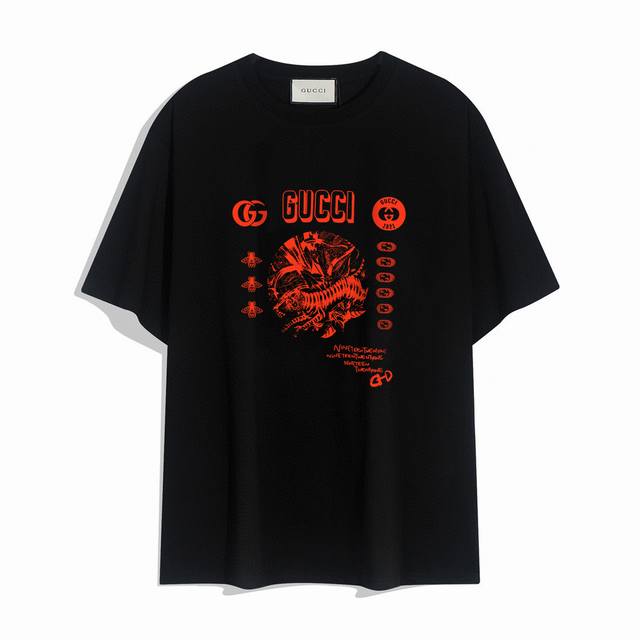 Gucci古驰新款短袖T恤,简单的设计看起来特别大方！版型剪裁特别有讲究！上身很洋气显瘦内搭外穿都看高密针织圆领设计，平整简约！亲肤透爽！T恤面料的柔软性舒适性