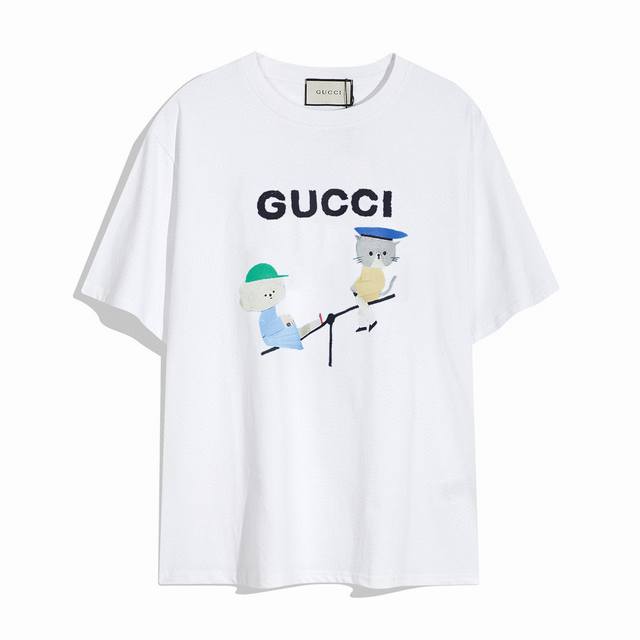 Gucci古驰新款短袖T恤,简单的设计看起来特别大方！版型剪裁特别有讲究！上身很洋气显瘦内搭外穿都看高密针织圆领设计，平整简约！亲肤透爽！T恤面料的柔软性舒适性