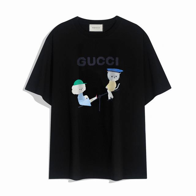Gucci古驰新款短袖T恤,简单的设计看起来特别大方！版型剪裁特别有讲究！上身很洋气显瘦内搭外穿都看高密针织圆领设计，平整简约！亲肤透爽！T恤面料的柔软性舒适性