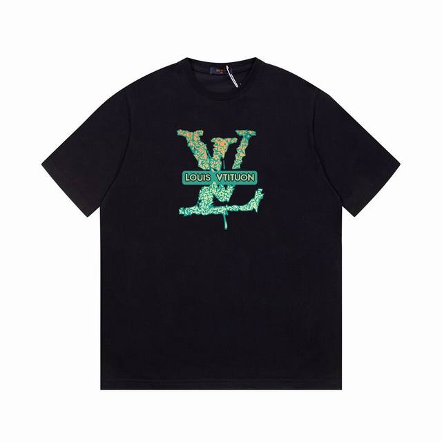 Lv新款字母短袖T恤,简单的设计看起来特别大方！版型剪裁特别有讲究！上身很洋气显瘦内搭外穿都看高密针织圆领设计，平整简约！亲肤透爽！T恤面料的柔软性舒适性无可挑