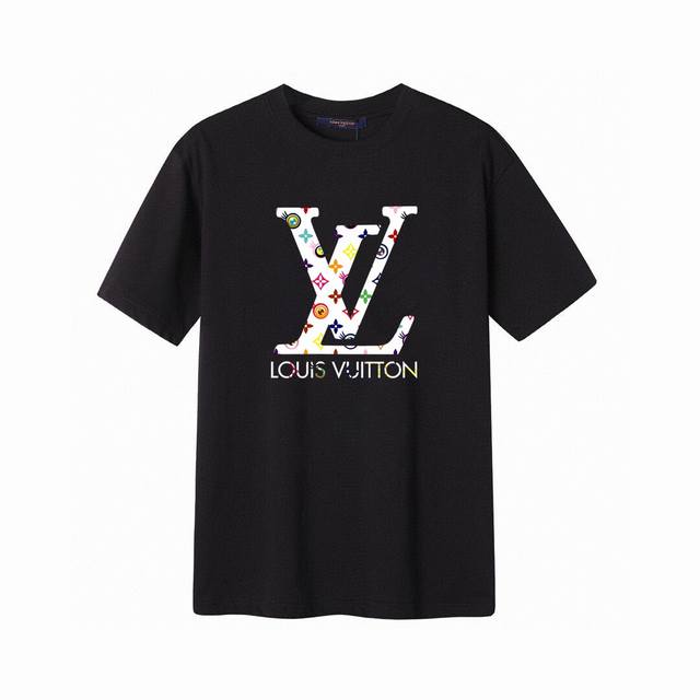 Lv新款大字母短袖T恤,简单的设计看起来特别大方！版型剪裁特别有讲究！上身很洋气显瘦内搭外穿都看高密针织圆领设计，平整简约！亲肤透爽！T恤面料的柔软性舒适性无可