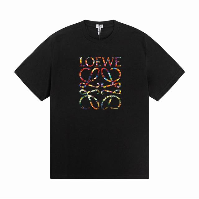 Loewe 罗意威新款炫彩短袖，闪亮印花轻松夺目！上身超有质感不挑人 ！重磅棉质轻柔、软弹、透气的客供定制面料，手感细腻软顺厚实，耐洗不变形，耐磨不起球，不刺激