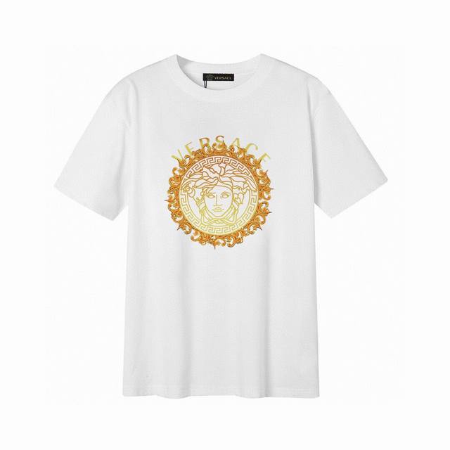 Versace 范思哲奢华金色美杜莎短袖T恤,简单的设计看起来特别大方！版型剪裁特别有讲究！上身很洋气显瘦内搭外穿都看高密针织圆领设计，平整简约！亲肤透爽！T恤