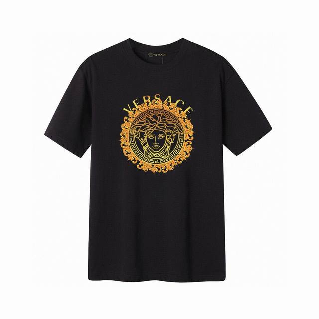 Versace 范思哲奢华金色美杜莎短袖T恤,简单的设计看起来特别大方！版型剪裁特别有讲究！上身很洋气显瘦内搭外穿都看高密针织圆领设计，平整简约！亲肤透爽！T恤