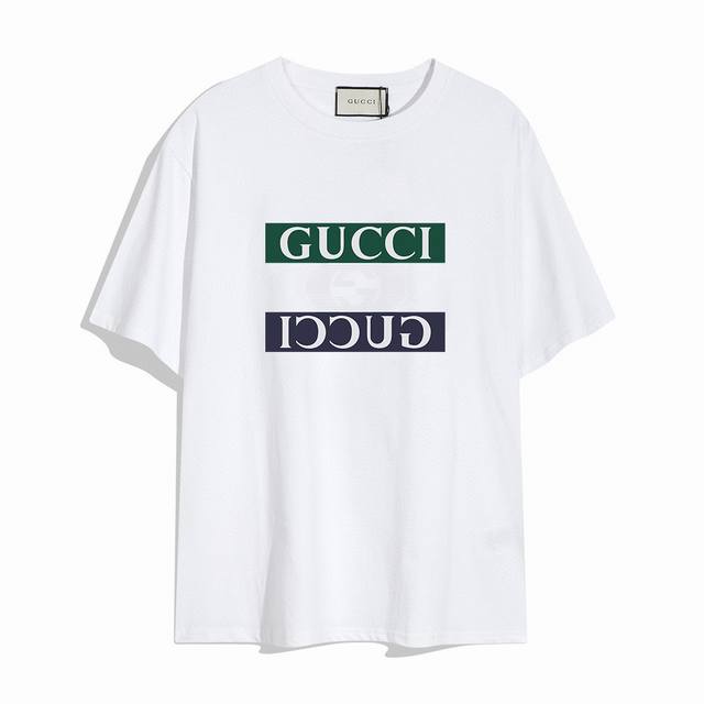 Gucci古驰新款短袖T恤,简单的设计看起来特别大方！版型剪裁特别有讲究！上身很洋气显瘦内搭外穿都看高密针织圆领设计，平整简约！亲肤透爽！T恤面料的柔软性舒适性