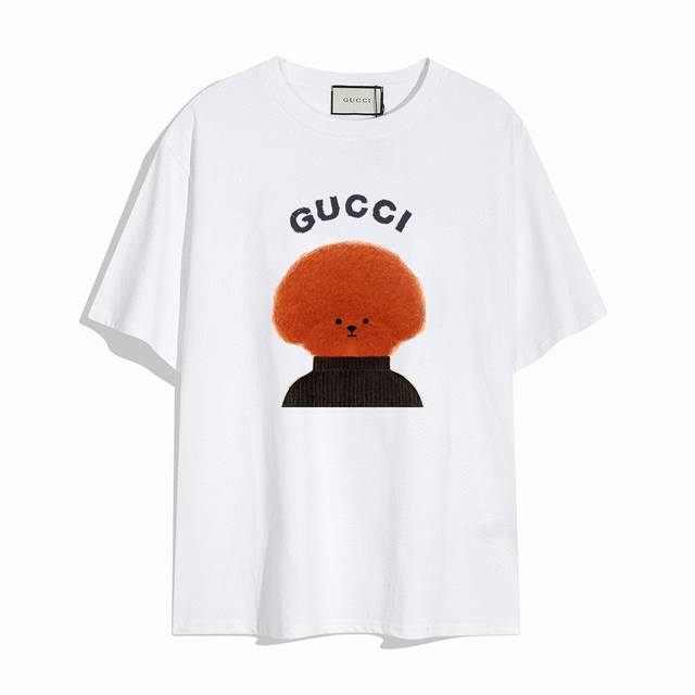 Gucci古驰新款短袖T恤,简单的设计看起来特别大方！版型剪裁特别有讲究！上身很洋气显瘦内搭外穿都看高密针织圆领设计，平整简约！亲肤透爽！T恤面料的柔软性舒适性