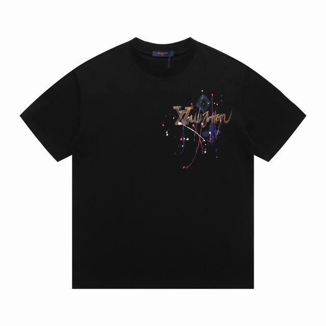 上新 Louis Vuitton路易25Ss新款印花棉质短袖T恤 本款棉质T 恤铺陈全幅 Damier Monogram 图案，将袖珍 Monogram元素融入
