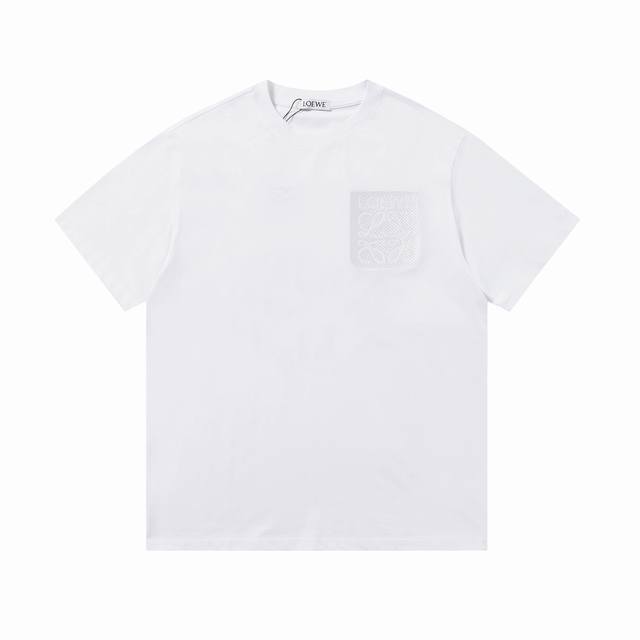上新 高版本 Loewe 罗意威 口袋Logo刺绣短袖 240克双纱面料32支纯棉，25Ss最新最顶级 专柜款 经典个性简约拼色刺绣小标Logo 圆领短袖，最顶