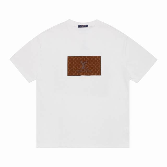 上新 高版本 Louis Vuitton路易威登植绒满压字母硅胶设计短袖 最高版本！定制面料 克100%双纱棉！植绒满压字母硅胶工艺设计！ 辅料：开模原版过鉴定