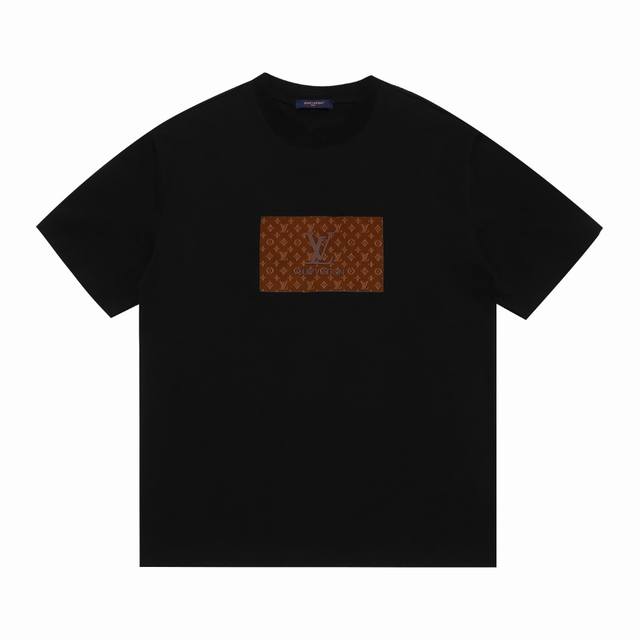 上新 高版本 Louis Vuitton路易威登植绒满压字母硅胶设计短袖 最高版本！定制面料 克100%双纱棉！植绒满压字母硅胶工艺设计！ 辅料：开模原版过鉴定
