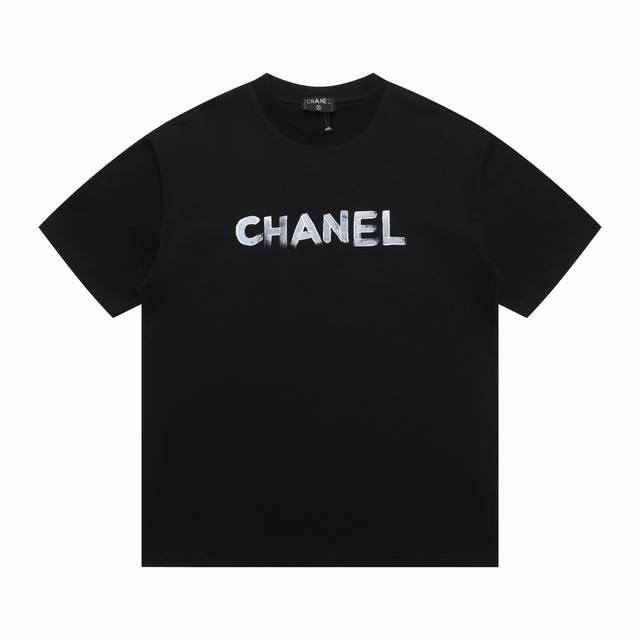 上新 顶级最高版本 Chanel 香奈儿新款灰字母印花T恤短袖 -标志性小香字母Logo点缀胸前 饱满立体的造型笔墨标识Logo 工整对称的美感 立体感强烈显型