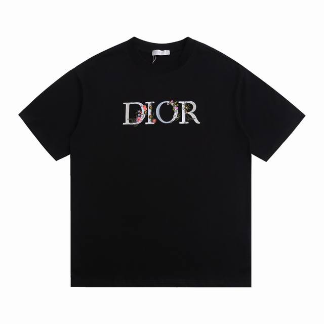 上新 本地最 Dior迪奥新款胸前渐变色花卉字母刺绣短袖 多样的花朵为Dior标识上衣赋予挚爱浓情 宽松版型显瘦包容性极好 圆领设计修饰了脖颈线条 。胸前的立体