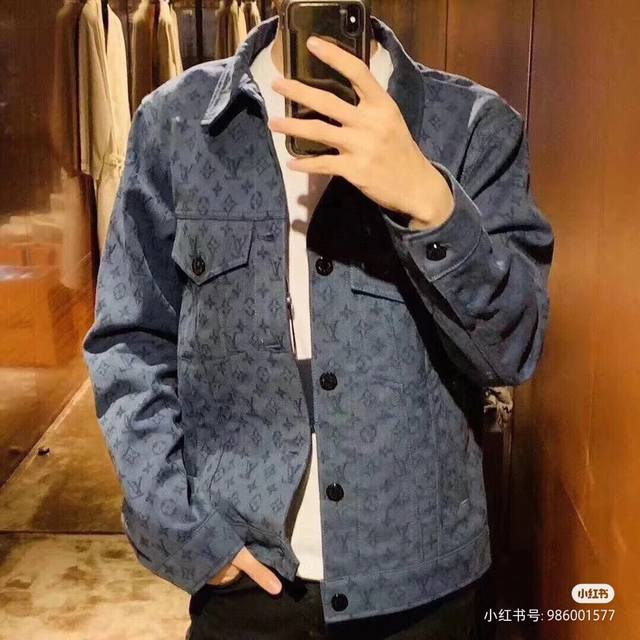 新款上新 路易威登Louis Vuitton 经典满印老花提花牛仔外套 情侣款Lv藏蓝工装牛仔衣夹克 清爽干净很百搭，原版带Logo纽扣很显高级，满印提花工艺，
