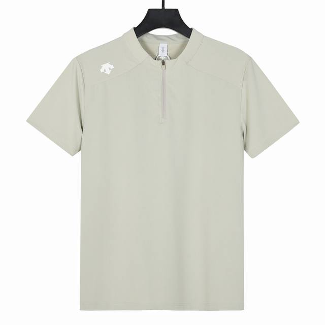 Descente 迪桑特夏季新款高弹速干科技半拉链立领户外高性能短袖Polo衫 精选高弹速干科技面料，兼具柔软与挺括感，亲肤舒适，吸湿排汗性能优越，即使在炎热天