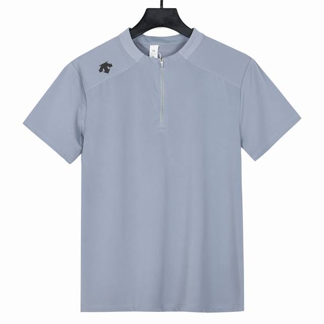 Descente 迪桑特夏季新款高弹速干科技半拉链立领户外高性能短袖Polo衫 精选高弹速干科技面料，兼具柔软与挺括感，亲肤舒适，吸湿排汗性能优越，即使在炎热天