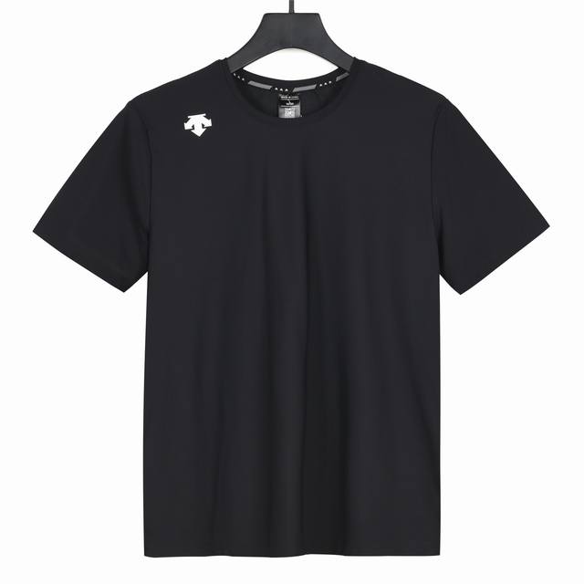 迪桑特Descente冰丝无痕休闲短袖，采用混纺面料制成，融合了有机棉的天然凉爽舒适和涤纶的吸湿排汗，透气性强，适合各种环境，跑步时方便排汗，凉爽舒适质地轻盈，