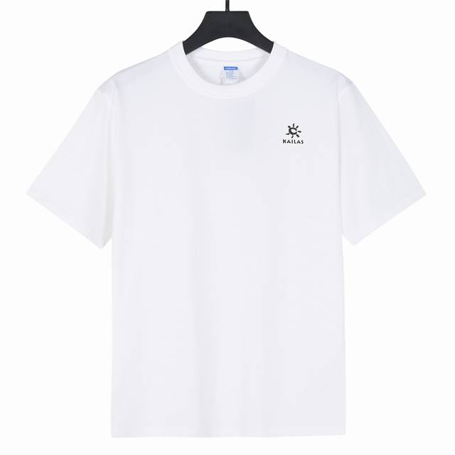 Kailas-凯乐石 双纱纯棉短袖T恤情侣款。 高品质双纱260G克短袖纯棉面料！贴肤舒适，耐看又好穿， 经典简约软硅胶Logo设计 手感非常舒服 最新砖柜同步