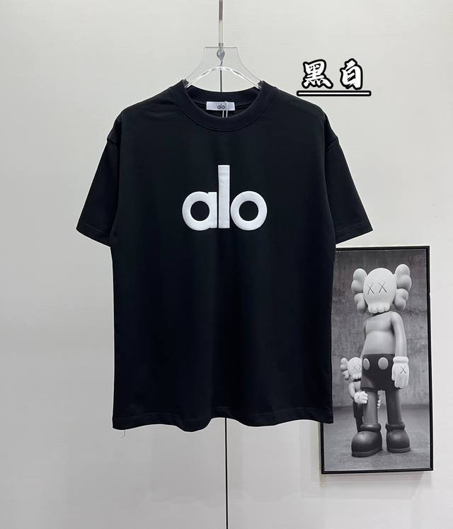 Alo丨发泡印花纯色简约纯棉情侣短袖T恤 精选260克纯棉面料，质地柔软亲肤，贴身穿宛如云朵轻触肌肤，带来无与伦比的舒适感。采用发泡印花工艺，图案立体感十足，摸