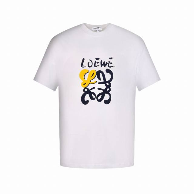 Loewe 罗意威 植绒拼色Logo短袖T恤 此款T恤采用定制面料，高达290克双纱质地，不仅有着厚实的手感，更兼具出色的透气性与吸汗性，让穿着者在任何场合都倍
