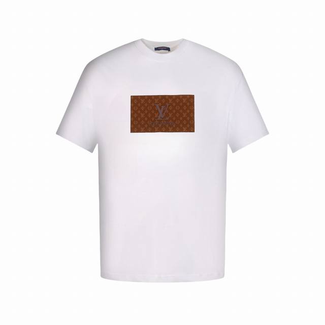 Louis Vuitton 路易威登 植绒立体压胶Logo短袖T恤 定制面料选用270克 %双纱棉，双纱棉材质使得面料质感更加厚实，不仅拥有良好的透气性，能让肌