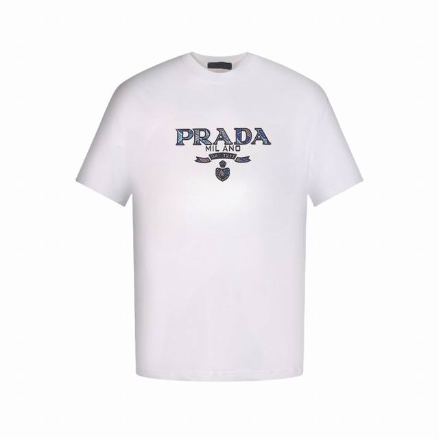 Prada 普拉达 硅胶字母及彩色刺绣Logo短袖T恤 选用定制面料270克的 %双纱全棉材质，质感上乘。双纱全棉不仅带来柔软舒适的穿着体验，还具备良好的透气性