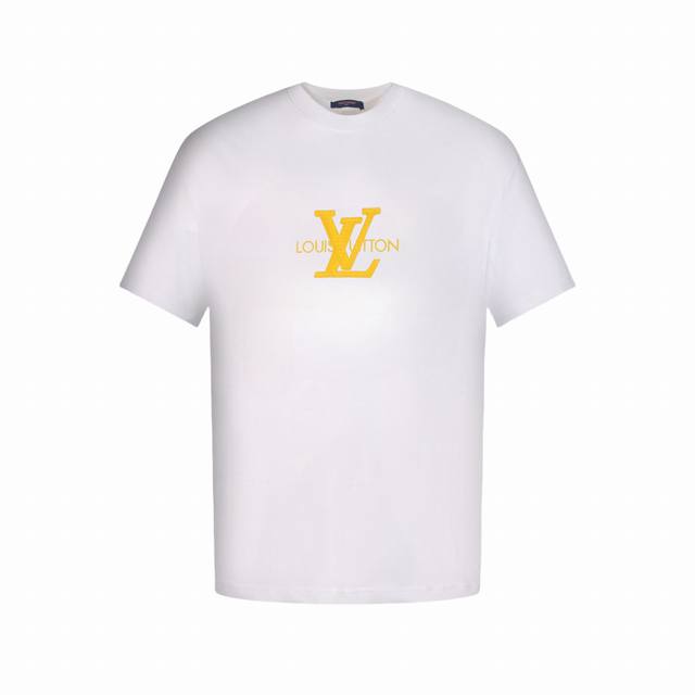Louis Vuitton 路易威登 立体硅胶Logo短袖T恤 面料选用定制的 290 克 %双纱棉，双纱棉材质不仅质感厚实，而且具有出色的亲肤性，穿着时能感受