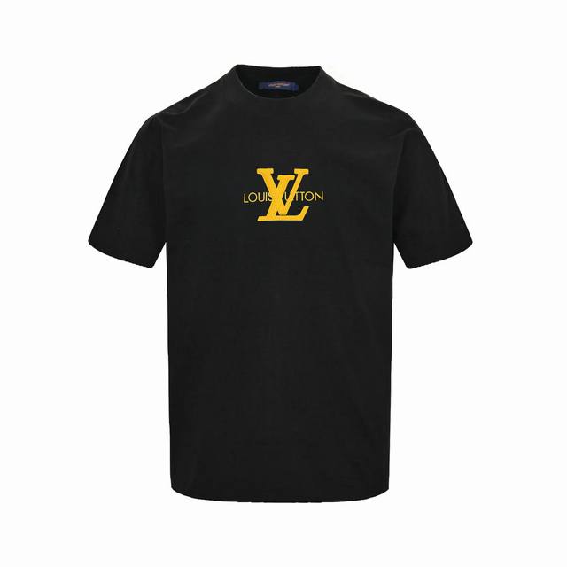 Louis Vuitton 路易威登 立体硅胶Logo短袖T恤 面料选用定制的 290 克 %双纱棉，双纱棉材质不仅质感厚实，而且具有出色的亲肤性，穿着时能感受