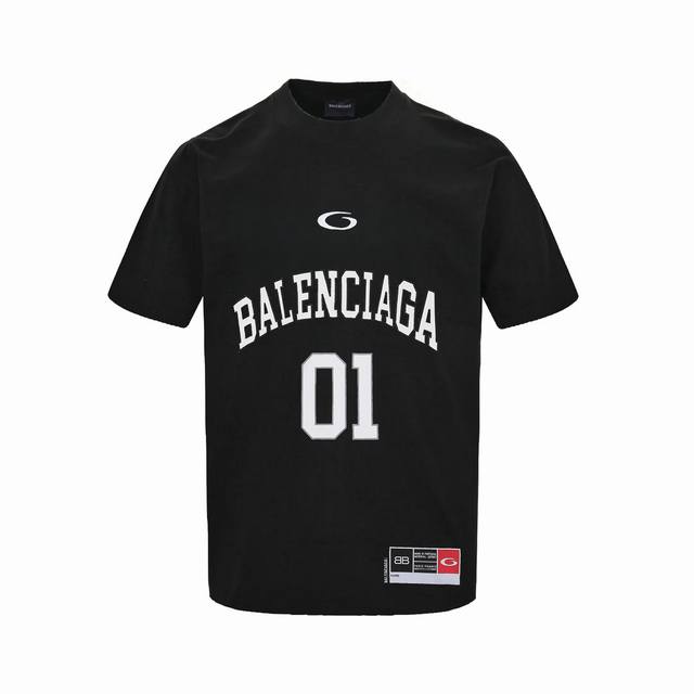 Balenciaga 巴黎世家 Basketball系列01号球衣短袖T恤 此款秉持原样购入开发的理念，力求还原产品的每一处细节。在面料上，采用订制染色工艺，精