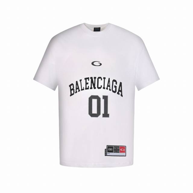 Balenciaga 巴黎世家 Basketball系列01号球衣短袖T恤 此款秉持原样购入开发的理念，力求还原产品的每一处细节。在面料上，采用订制染色工艺，精