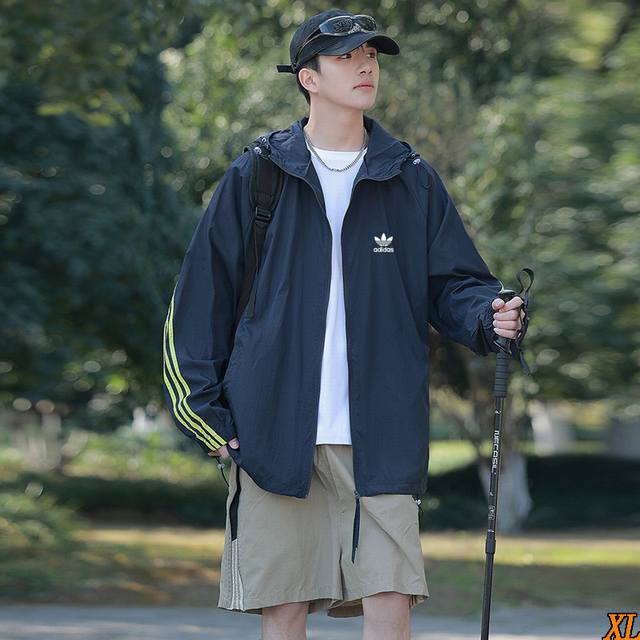 三叶草 独家实拍上新夏季高品质三条杠连帽新款衣男女同款防紫外线皮肤衣轻薄冰丝服防晒衣，本季主打，货源充足，放心主推，高端品质，经典设计，做工出色，经典百搭，上身
