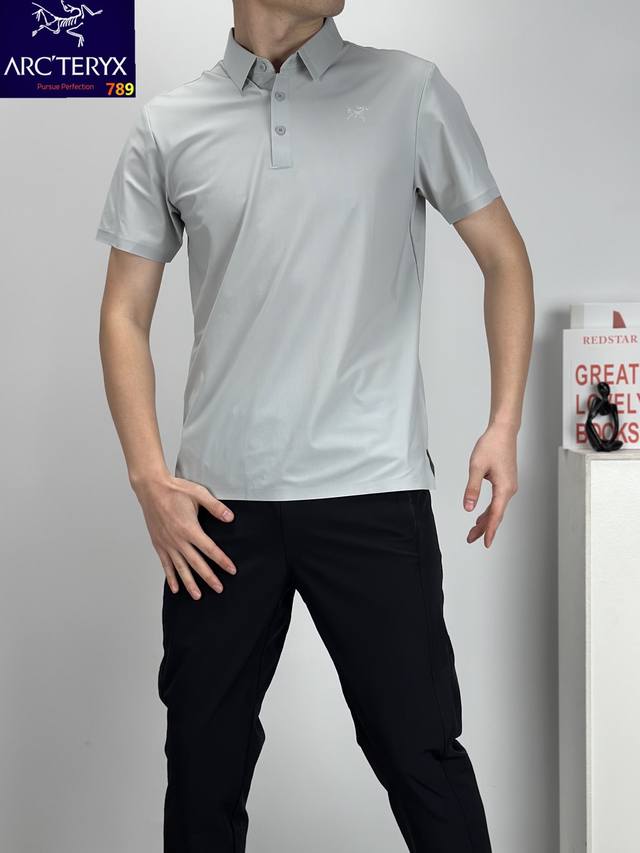 始祖鸟男款速干翻领短袖 颜色 黑色 浅蓝色 灰白 浅绿色 青色 采用高科技速干面料，快速吸湿排汗，保持身体干爽舒适，适合夏季或运动场景经典翻领设计，兼具商务与休