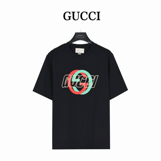 Gucci 古驰 双G互扣Logo发泡印花短袖T恤 早春男装系列以缀饰活力印花的运动单品，迎接温暖季节的到来。 品牌织带继续为整个设计注入复古气息，品牌标识细节