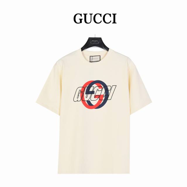 Gucci 古驰 双G互扣Logo发泡印花短袖T恤 早春男装系列以缀饰活力印花的运动单品，迎接温暖季节的到来。 品牌织带继续为整个设计注入复古气息，品牌标识细节