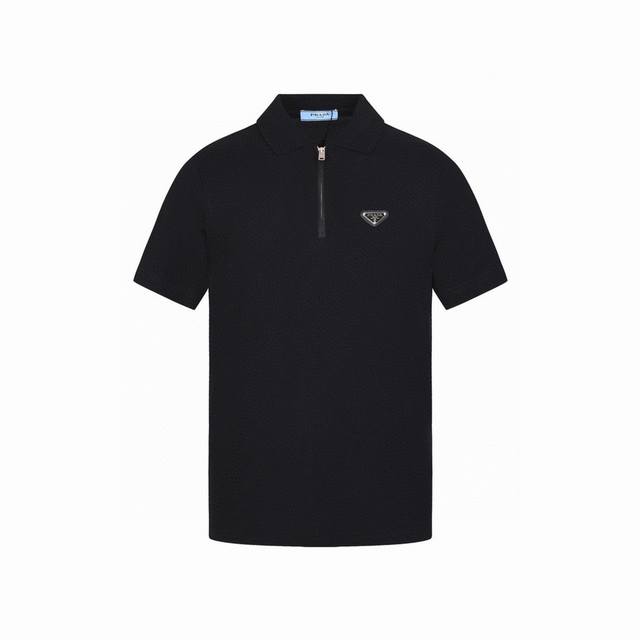 普拉达 Prada 夏季新款 经典三角标拉链翻领短袖Polo衫，这款珠地布衫采用方正剪裁和简洁线条，以全新运动风格呈现经典设计。再生尼龙细节为短袖设计平添功能性