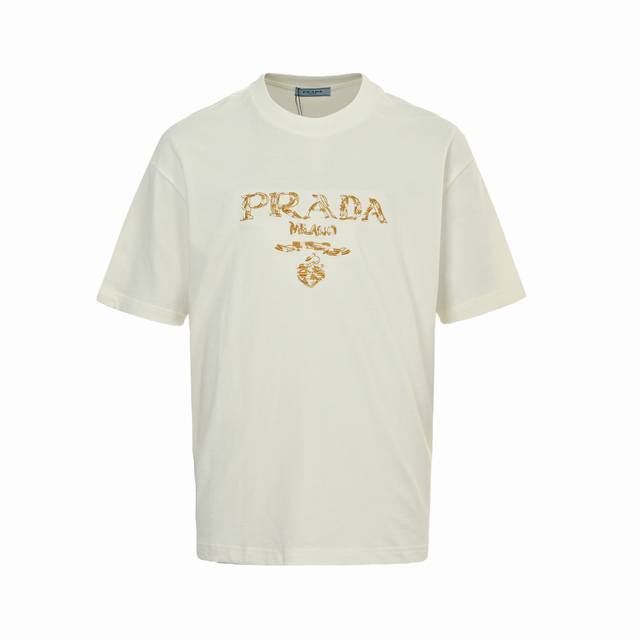 Prada 普拉达 25Ss 拼色刺绣字母短袖 32支双纱面料克重280克纯棉营造，纺织密度高，垂感佳，不易变形，厚织感加上紧密纺纱工艺，不会影响Tee的透气性