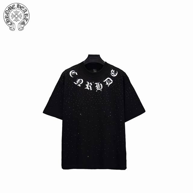 Chrome Hearts 克罗心 25Ss 满天星压胶梵文短袖 采用32支双纱 克重面料 进口针织针梳棉进行制作，厚度适中，有垂感又有轮廓型，上身就是一个舒适