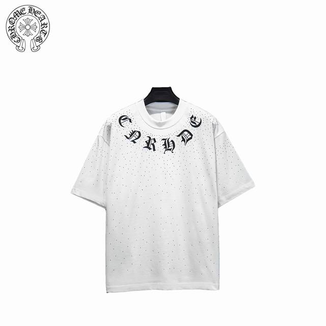 Chrome Hearts 克罗心 25Ss 满天星压胶梵文短袖 采用32支双纱 克重面料 进口针织针梳棉进行制作，厚度适中，有垂感又有轮廓型，上身就是一个舒适
