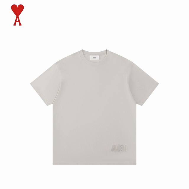 Ami 艾米 25Ss 夏季新款下摆刺绣章仔短袖 这个款式我们在上新第一时间就已经在做 品质把控细节无敌 放心下单 注意细节 240G新疆长绒棉顶级双纱 这里承