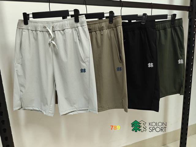 可隆Kolonsport户外速干短裤户外潮人的梦中情裤 立体剪裁贴合人体，不管是徒步、登山还是跑步，都能灵活自如，毫无束缚感。 防水防油防污面料，泼水一擦即净，