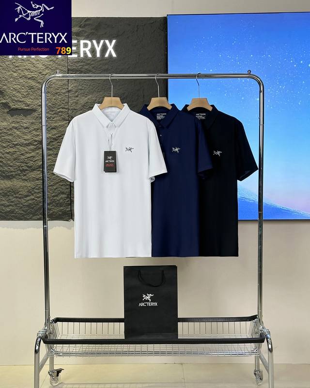 Arc'teryx 始祖鸟冰丝速干无痕翻领短袖Polo衫 面料采用210克冰离子氨纶+棉面料，面料吸湿排汗效果俱佳，凉爽舒适！ 设计一片式剪裁，告别多余缝线，裸