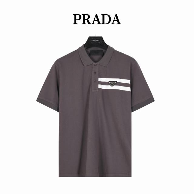 Prada 普拉达 胸前三角标双杠短袖Polo衫 选用棉质珠地网眼布，衣领为双系统提花定织扁机制成，有弹性，不变形，衣服全部原生布捆边，前胸双层面筒，无明线，无