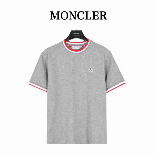 Moncler 蒙口 日本限定小标华夫格短袖 全新美学灵感趣味设计,渠道性质精品。让整体造型设计更加优雅时尚，今夏最火系列，无数明星潮人追捧。裁剪工艺细节处理工