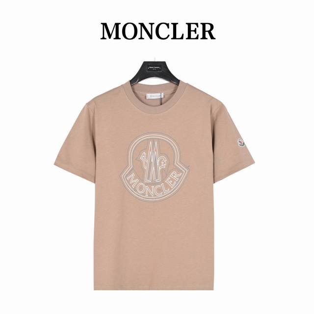 Moncler 蒙口 重叠Logo印花短袖 全新美学灵感趣味设计,渠道性质精品。让整体造型设计更加优雅时尚，今夏最火系列，无数明星潮人追捧。裁剪工艺细节处理工整