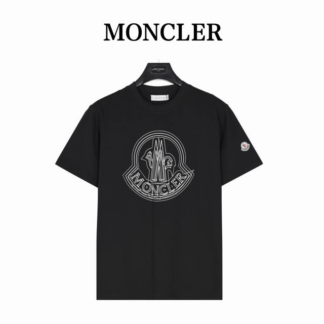 Moncler 蒙口 重叠Logo印花短袖 全新美学灵感趣味设计,渠道性质精品。让整体造型设计更加优雅时尚，今夏最火系列，无数明星潮人追捧。裁剪工艺细节处理工整