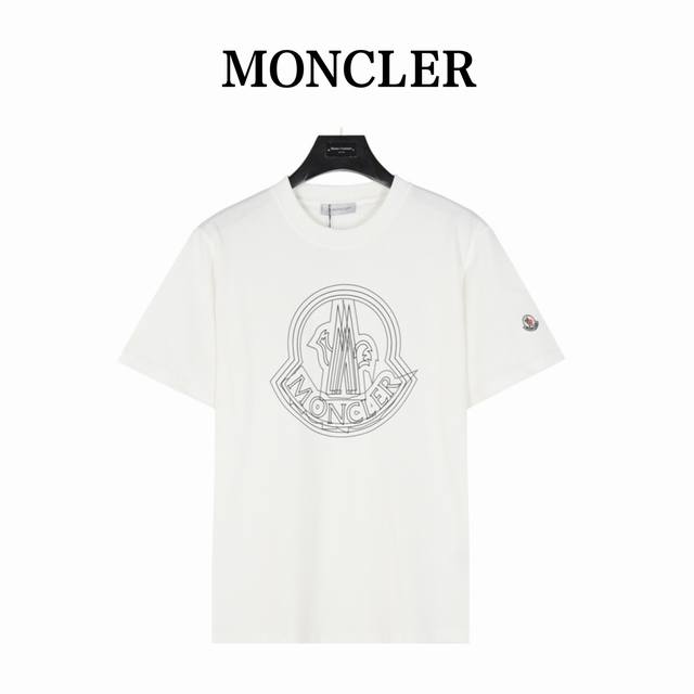 Moncler 蒙口 重叠Logo印花短袖 全新美学灵感趣味设计,渠道性质精品。让整体造型设计更加优雅时尚，今夏最火系列，无数明星潮人追捧。裁剪工艺细节处理工整