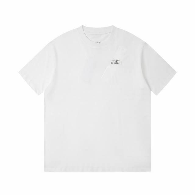 高版本Maisonmargiela 马吉拉 胶带数字标签印花短袖，区别市场普通版本。定制活性棉 爽滑细腻 舒适贴肤 胸前饰以醒目的马吉拉胶带数字标签做点缀 胶带