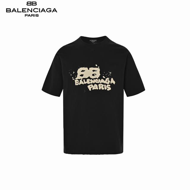 Balenciaga 巴黎世家 前后涂鸦短袖 每一季新品版型都做到极致 实穿度很高，随意搭都Nice %棉 采用32支双纱 260克重面料 进口针织针梳棉进行制